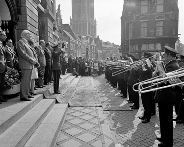 855208 Afbeelding van de uitvoering van een serenade door politiemuziekkoprsen uit Den Haag, Rotterdam, Eindhoven en ...